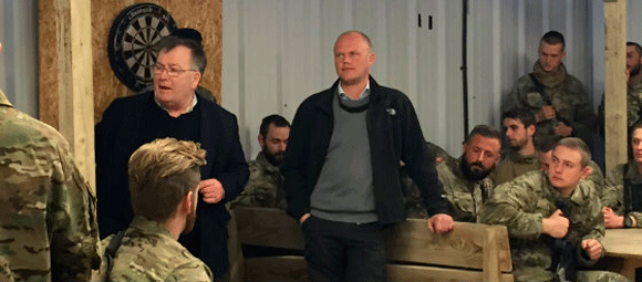 Claus Hjort Frederiksen og Peter Christensen på besøg hos de danske styrker i Irak