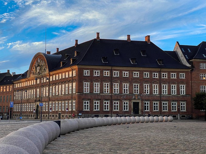 Finansministeriet set fra Christiansborg Slotsplads