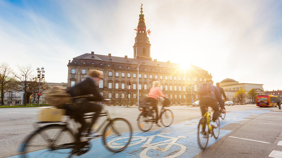 Cyklister foran Christiansborg