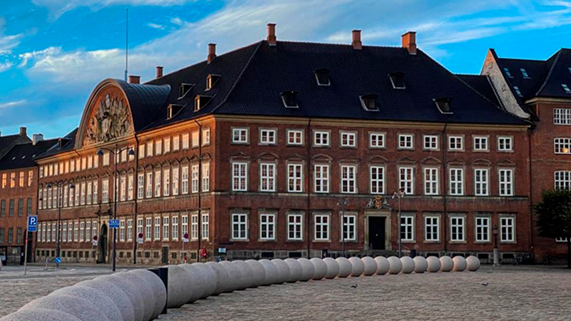 Finansministeriet set fra Christiansborg Slotsplads